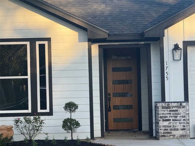 Foto del edificio - 1755 Amelia St