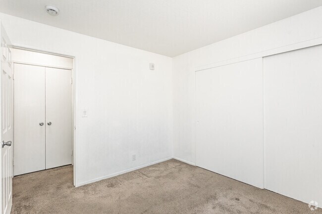 2 habitaciones, 2 baños - 1000 pies cuadrados - Primer dormitorio - 1375 Temple Ave.