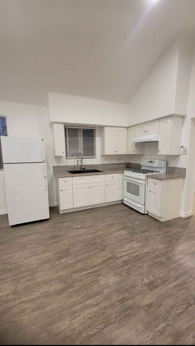Kitchen corner - 1276 N Hamilton Blvd