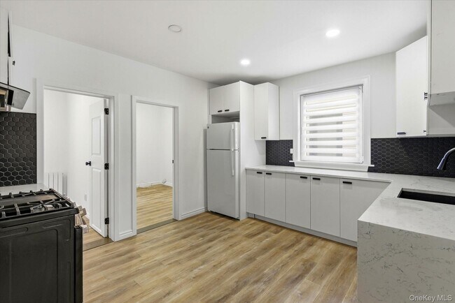 Foto del edificio - 73-22 67th Rd