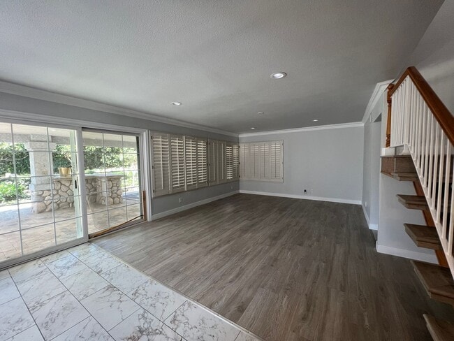 Foto del edificio - 4 bedroom + loft, 2 1/2 bath - 2 story home in central Simi