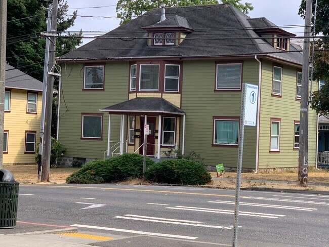 Building Photo - 620 6th Ave