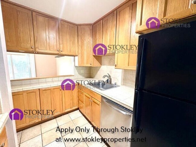 Foto del edificio - 1354 Tree Garden Pl