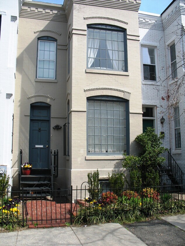 Building Exterior - 206 E St NE