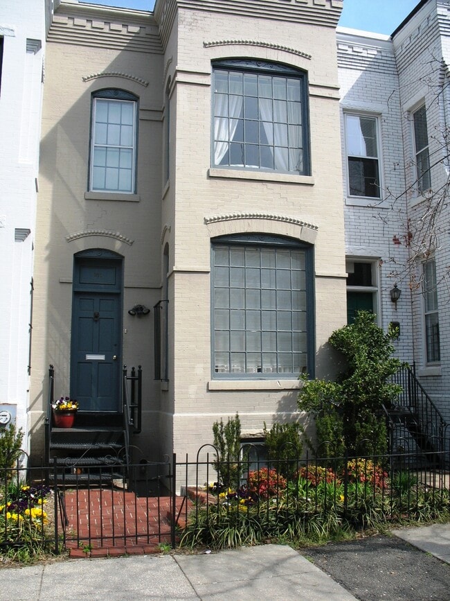 Building Photo - 206 E St NE