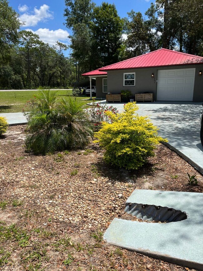 Building Photo - Spacious & Well-Maintained 2 Bedroom Home ...