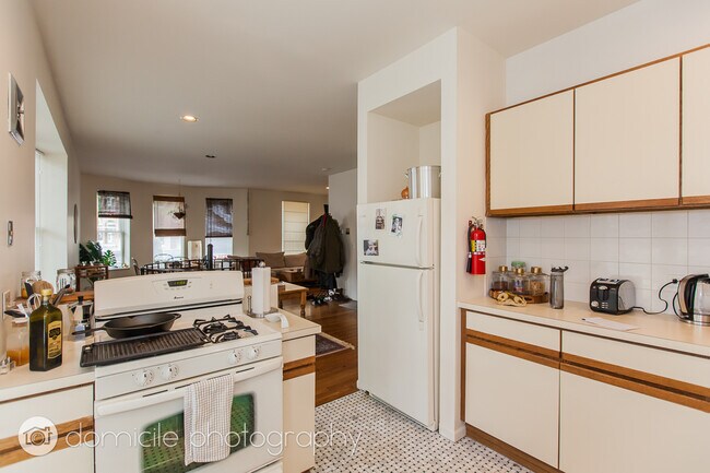 Building Photo - 1301 N Hoyne Ave