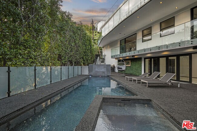 Foto del edificio - 1680 Sunset Plaza Dr