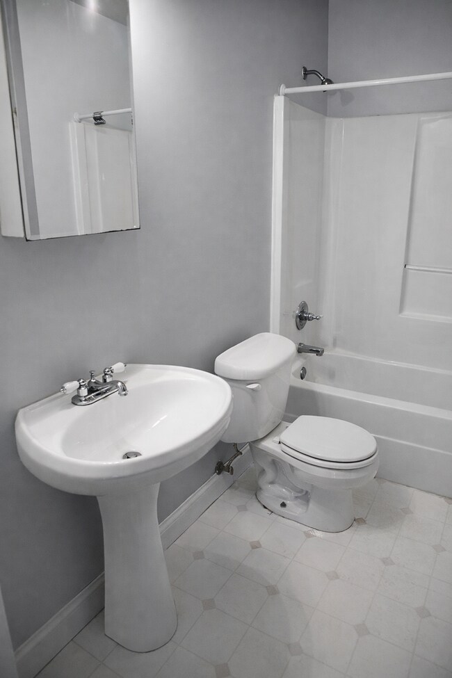 Building Photo - Como 7 Bed 4 Bath House ~ Spacious Open Concept Kitchen/Dining/Living Area~ Available September 2...