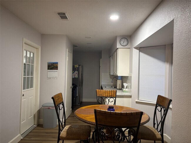 Foto del edificio - 2112 Sierra Dr