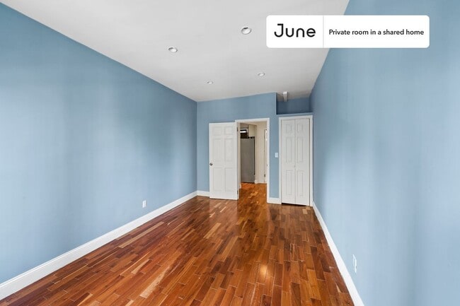 Building Photo - Private bedroom in 3 bed/1 bath Home