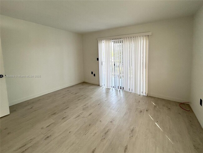 Foto del edificio - 12215 W Dixie Hwy