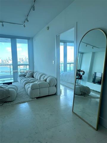 Foto del edificio - The Bentley Bay Condo