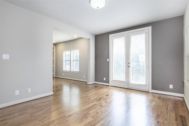 Building Photo - 8827 Lakeshore Terrace Dr