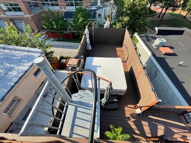 Building Photo - 806 Hollins St