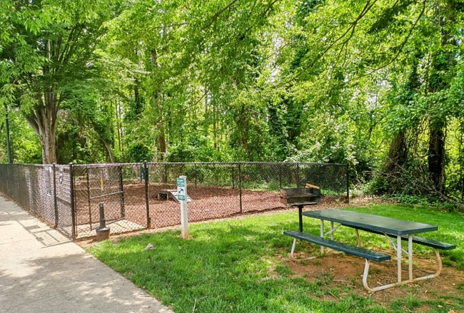 Building Photo - 600 Reusens Rd