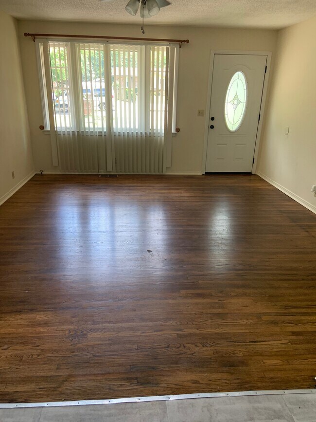 Foto del edificio - 127 Brookside Dr