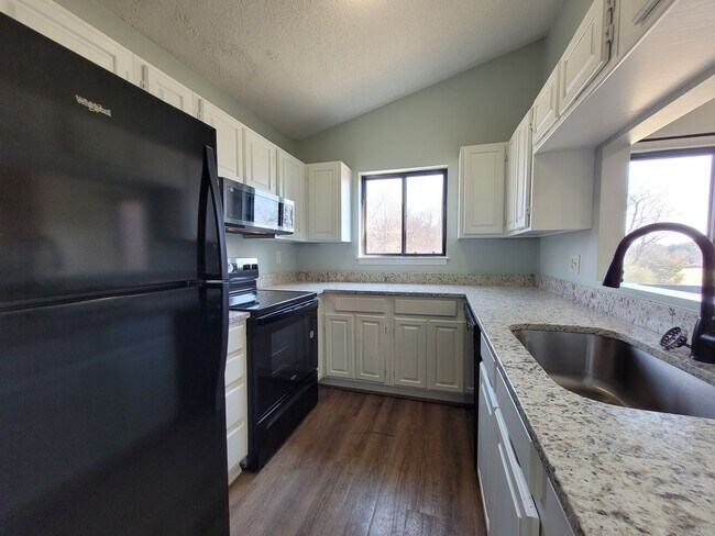 Building Photo - Charming 2 Bed/2 Bath Condo - Mallard Head Subdivision - Spacious Deck - Fireplace - Community Pool