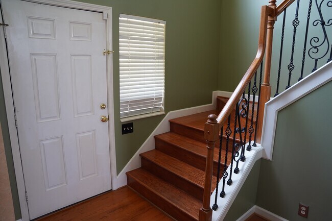 Entrada - 416 Edencrest Ct