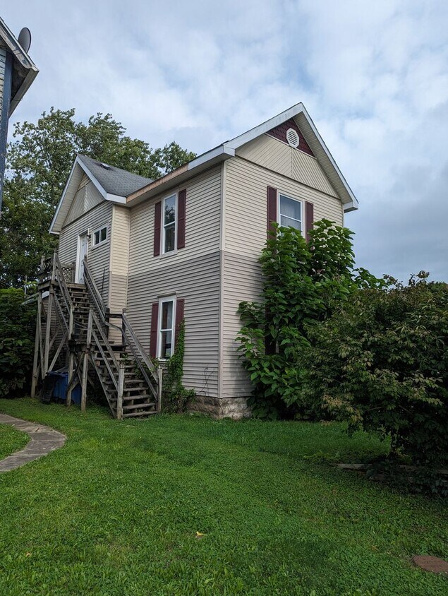 1608 S Washington St Unit Apt B, Marion, IN 46953 Room for Rent in