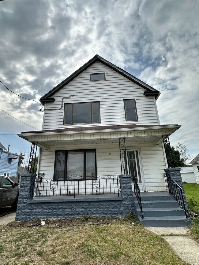 Building Photo - 38 Peck St