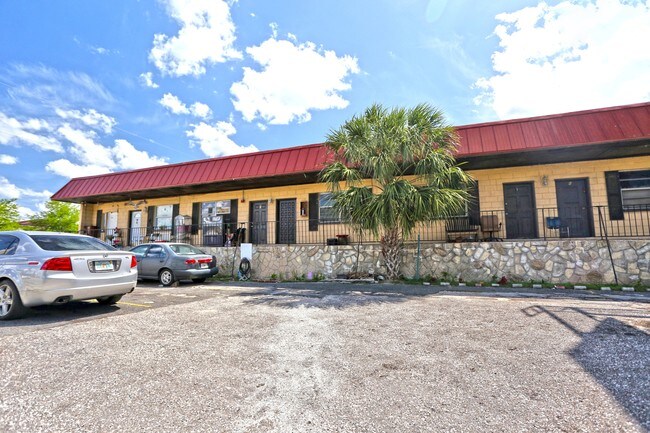 Building Photo - Garden Del Rey Apartments