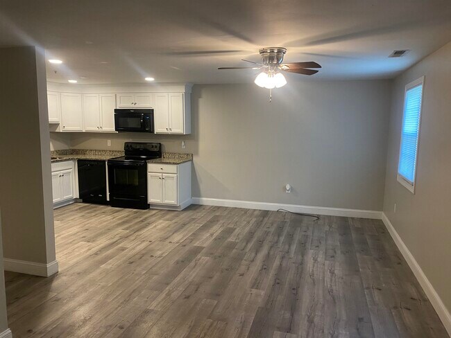 Building Photo - 508 Elmwood Dr