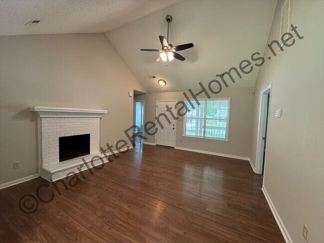 Foto del edificio - 3 bedroom 2 bathroom home in Charlotte!