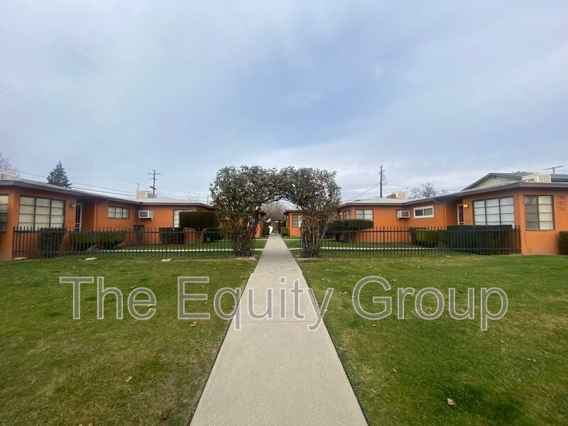 Primary Photo - 700 W Iris Ave