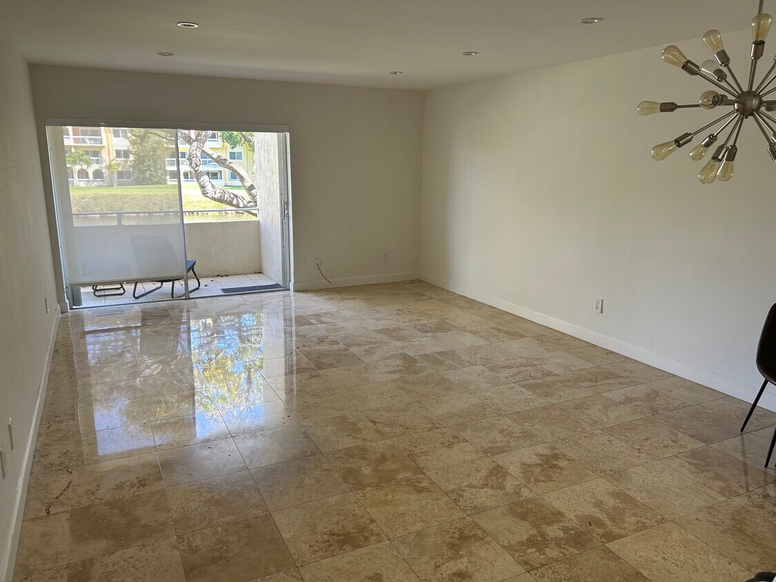 Living room - 7757 SW 86th St