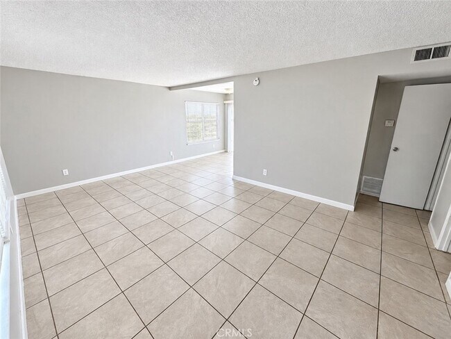 Foto del edificio - 16810 Village Ln