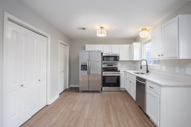 Building Photo - 3317B Niagara Dr