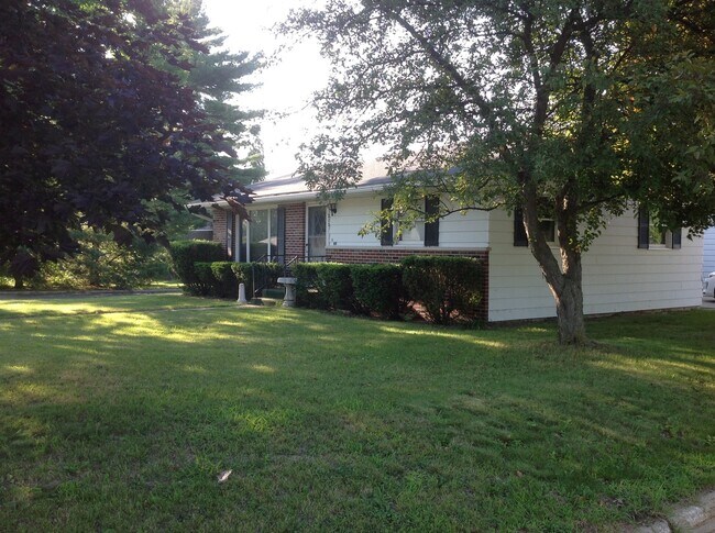 Building Photo - $200 OFF FIRST MONTH RENT -2 Bedroom 1 Bat...