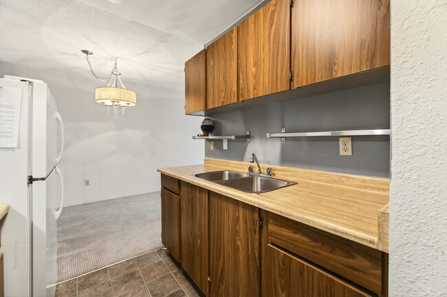 Building Photo - 1600 Dufferin Crescent