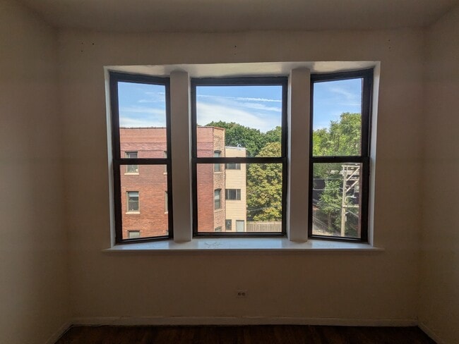 Building Photo - 3147 W Medill Ave
