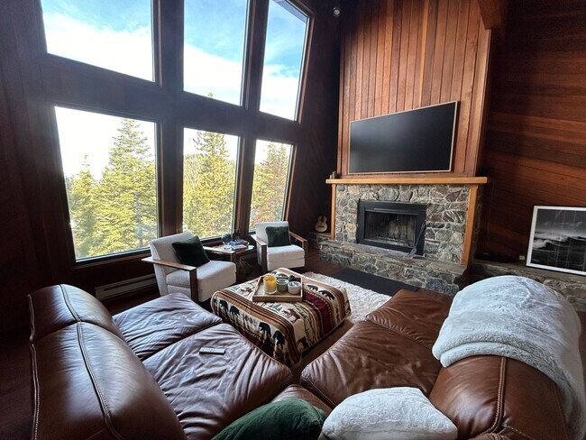 Building Photo - 3 Bedroom, 2 Bath House with Garage - and ...
