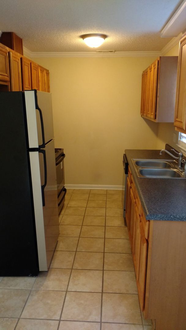 Building Photo - 2 bedroom, 1.5 bathroom located in the desirable Haymount Area!