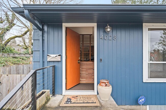 Foto del edificio - Cute, bright 3-bdrm/1-bath Mid-century mod...