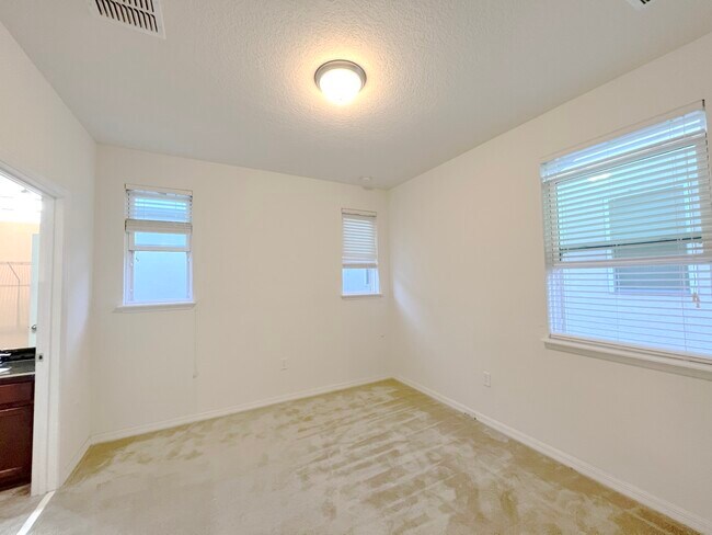 Building Photo - 12645 Salomon Cove Dr