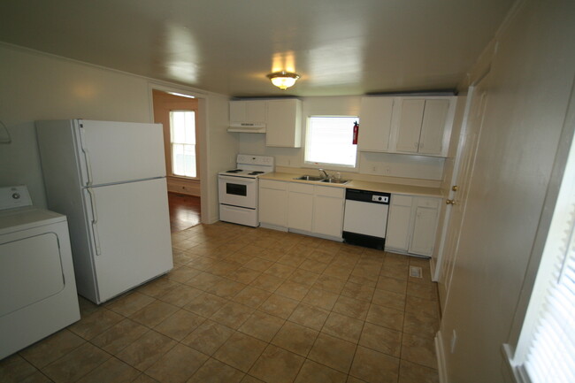 Building Photo - Spacious 3 Bed / 2 Bath Trinity Park Home ...