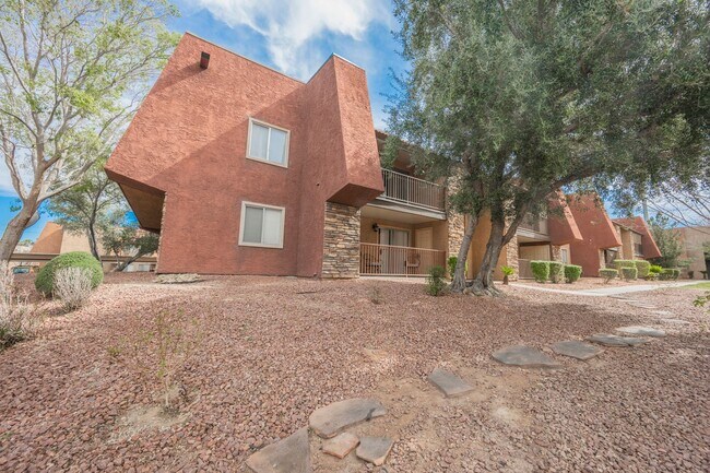 Foto del edificio - Beautiful 1 bedroom condo Resort style guard gated community