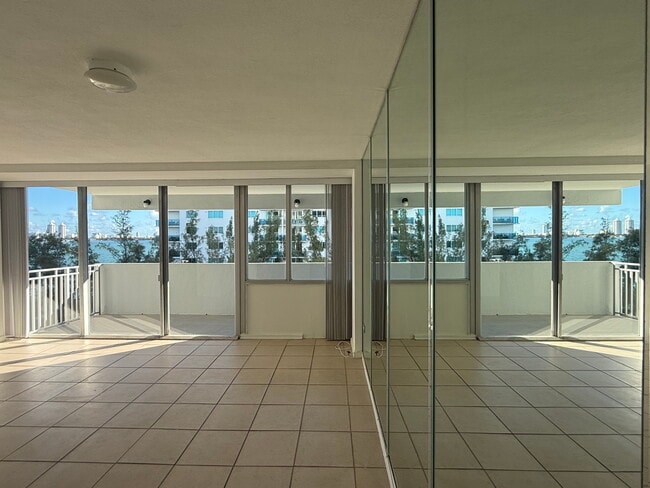 Foto del edificio - 7545 E Treasure Dr