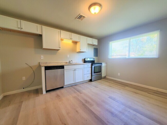 Foto del edificio - Beautiful Refurbished 3-bedroom home