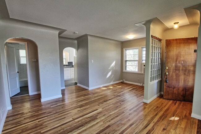 Building Photo - 2 bed 1 bath Englewood home with 2 car gar...