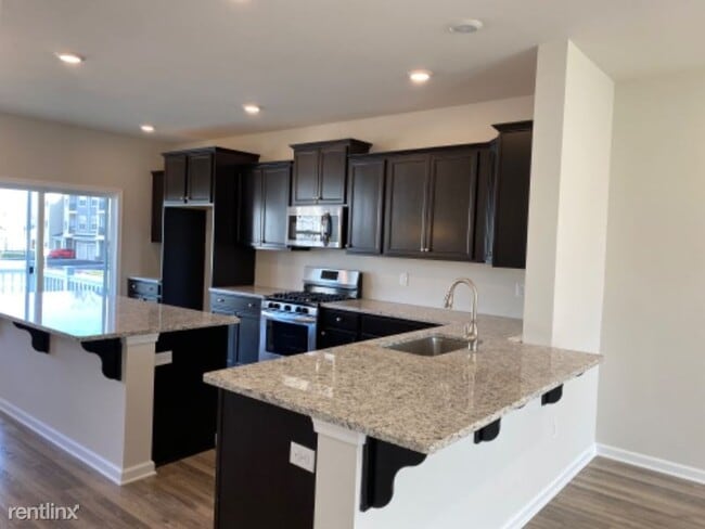 Building Photo - 3 br, 2.5 bath Townhome - 8 Rome Way