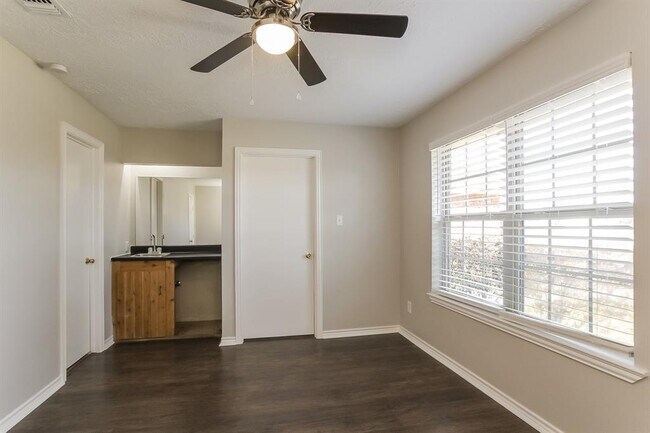 Foto del edificio - 3818 Rosemont Dr