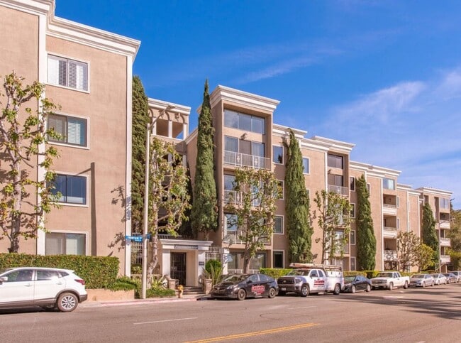 Foto del edificio - 8455 Fountain Ave