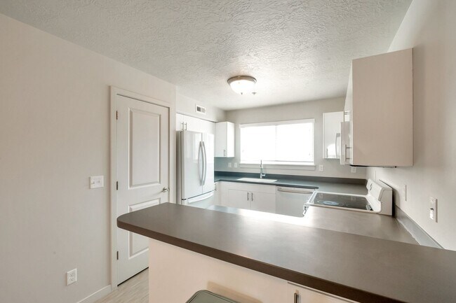 Building Photo - Beautiful Orem Condo