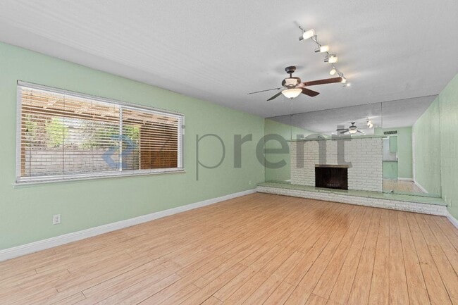 Building Photo - Unit