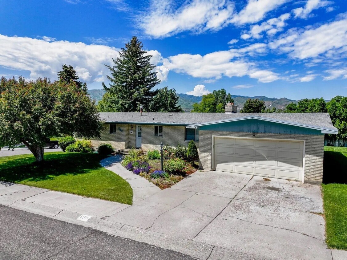 Foto principal - 675 University Dr